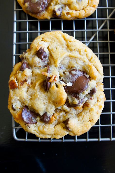 Seven-Layer Cookie Cookies ♥ your favorite 7-layer bars in cookie form 7 Layer Bar Cookies, Three Layer Cookies, 9 Layer Cookie Bar, Seven Layer Cookies, 7 Layer Cookies, Cookies In A Jar, Inner Monster, Desert Ideas, Layer Bars