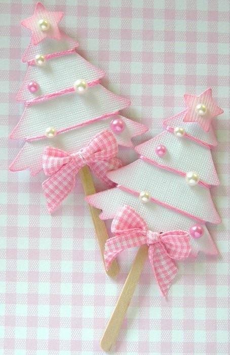 vánoce Popsicle Stick Ornaments, Shabby Christmas, Shabby Chic Christmas, Christmas Tree Crafts, Navidad Diy, Pink Christmas Tree, Chic Christmas, Navidad Christmas, Kawaii Shop