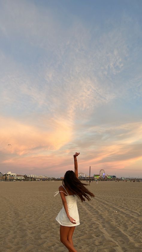 Malibu Pier Photoshoot, Santa Monica Picture Ideas, Santa Monica Pier Sunset, Santa Monica Photo Ideas, Santa Monica Photoshoot, Pier Picture Ideas, Santa Monica Pier Outfit, Santa Monica Pier Aesthetic, Santa Monica Pier Photoshoot