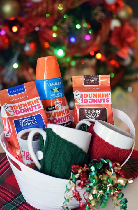 Have a coffee lover on your holiday list? Check out this fun @DunkinDonuts  gift basket idea for a great gift on www.prettymyparty.com. #sponsored #DunkinToTheRescue Coffee Baskets, Desayunos Ideas, Donuts Dunkin, Dunkin Coffee, Dunkin Donut, Holiday Gift Basket, Coffee Basket, Kindergarten Christmas, Donut Gifts