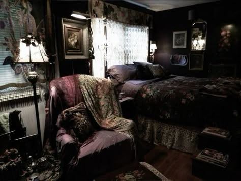 Black Studio Apartment Aesthetic, Southern Gothic Room Aesthetic, Trad Goth Bedroom, Dark Vintage Aesthetic Room, Whimsi Goth Room, Whimsigoth Room Aesthetic, Whismgothic Bedroom, Whismgothic Room, Vintage Dark Bedroom