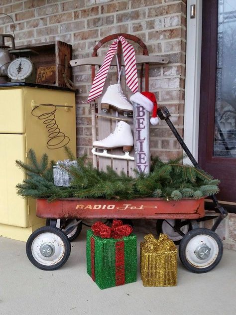 VINTAGE WAGON Repurposed All Over Again #christmasdecorationsoutdoor Country Christmas Ideas, Porche Vintage, Wagon Ideas, Cream Photo, Sweet Gum, Winter Centerpieces, Radio Flyer, Christmas Front Porch, Red Wagon