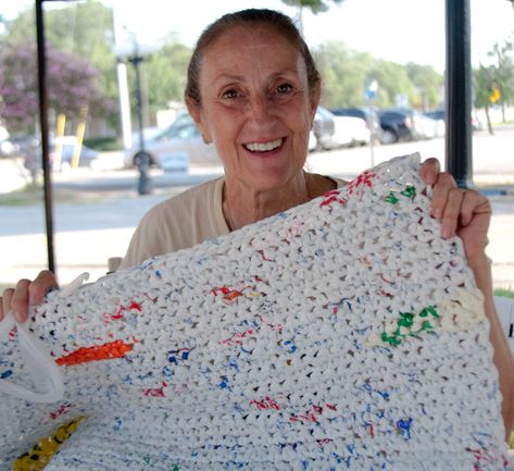 Reuse Plastic Bags, Crochet Grocery Bag, Plastic Bag Crafts, Plastic Bag Crochet, Large Crochet Hooks, Quick Crochet Projects, Blessing Bags, Recycled Plastic Bags, Crochet Mat