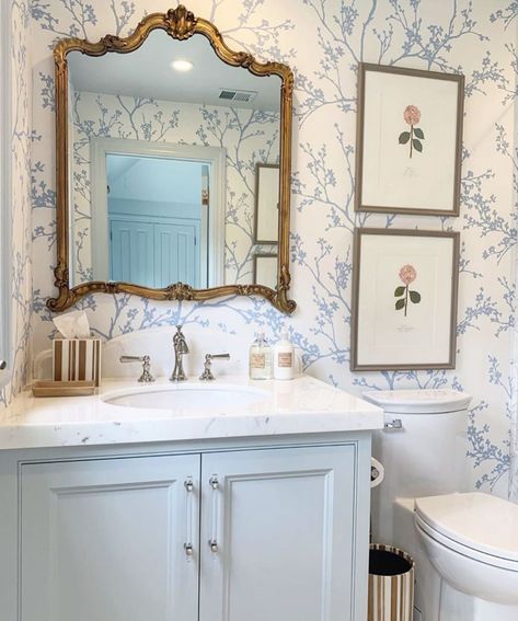 Schumacher Houston on Instagram: “Powered baths & powder blues 💙 @boxwoodinteriors ft Twiggy Paperweave #schustagram #schumacher1889 #makeyourmark” Powder Blue Bathroom, Wallpapered Bathroom, Bathroom Wallpapers, House Of Turquoise, Casa Vintage, Ideas Hogar, Guest Bathrooms, Powder Bath, Half Bathroom