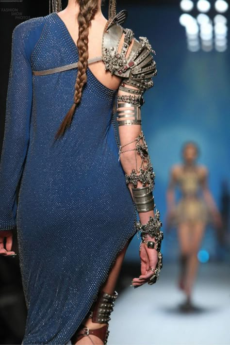 Female Medieval Armor inspired fashion Futuristic Hat, Cyberpunk Hair, Futuristic Accessories, Steampunk Mode, Moda Steampunk, Haute Couture Style, Visual Balance, Mode Steampunk, Apocalyptic Fashion