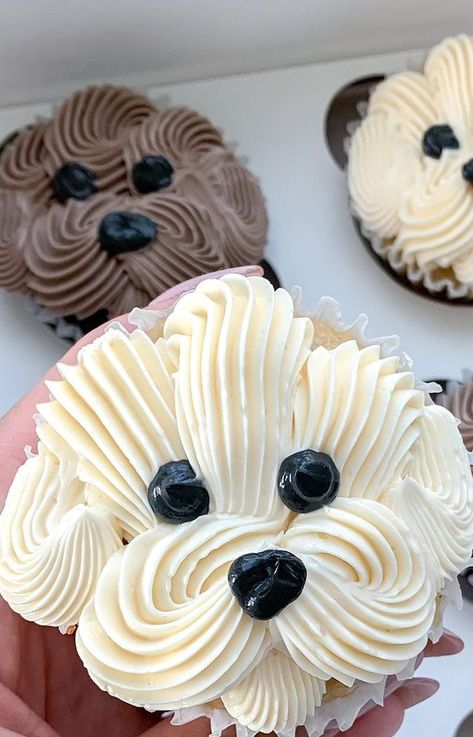 Buttercream Dog Cupcakes, Pup Cupcakes, Bulldog Cupcakes, Easy Cupcake Ideas, Dog Theme Birthday Party, Puppy Cookies, Decorative Cupcakes, Hamburger Cupcakes, Puppy Birthday Cakes