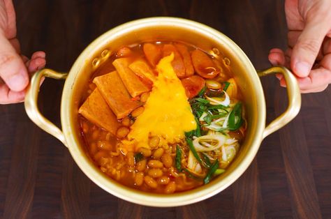 7-Minute Budae Jjigae (Korean Army Base Stew) Recipe - Aaron & Claire Army Base Stew Recipe, Army Stew Recipe, Army Base Stew, Korean Army Stew, Spicy Korean Food, Korean Stew, Korean Appetizers, Budae Jjigae, Korean Army