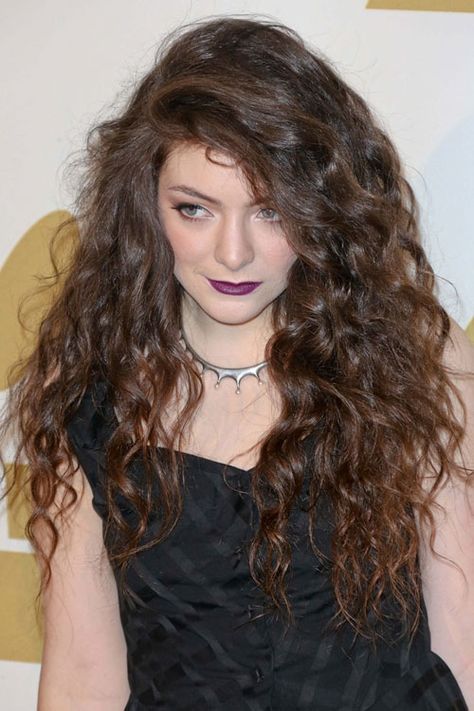 Hair color Belliage Hair, Curly Hair Side Part, Balliage Hair, Lorde Hair, Hair Shedding Remedies, Side Part Hairstyles, Hair Curls, Lob Hairstyle, Curly Hair Women