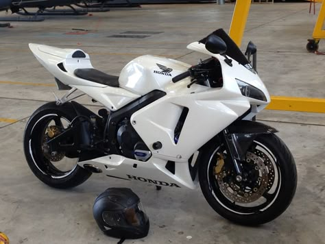 All white White Motorcycle Aesthetic, Black And White Motorcycle, Pretty Bikes, Motorcycle White, Tmax Yamaha, White Bike, Motocross Love, White Motorcycle, Image Moto