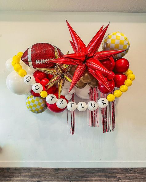 SUPER BOWL COLLECTION ‘24 Get ready for the Swiftie Bowl, er, Super Bowl, with one of our easy order balloon garlands! 🙌 Choose from 4… | Instagram Chiefs Balloon Garland, Sports Balloon Garland, Football Balloon Garland, Fall Balloons, Balloon Topiary, Bowl Collection, Football Balloons, Balloons Bouquet, Balloon Business