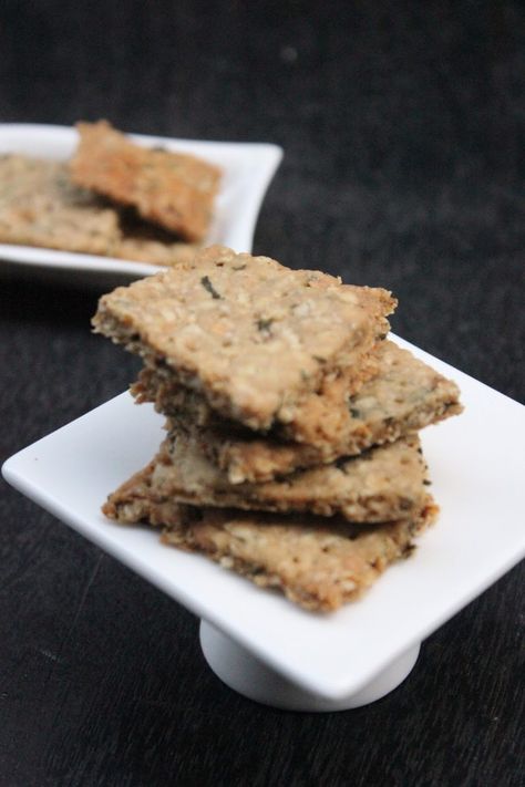 Savoury Oats Crackers Oats Crackers, Savory Crackers Recipe, Savoury Oats, Low Cal Dinners, Oat Crackers, Savory Cookies, Oats Snacks, Oat Flour Recipes, Healthy Bakes