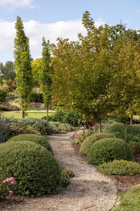 Garden With Gravel, Indigenous Garden, Country Style Magazine, Country Garden Design, Walled Gardens, Victorian Gardens, Path Ideas, Garden Inspo, Gravel Path