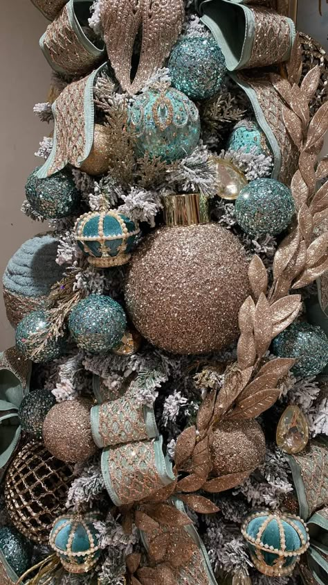 Turquoise And Brown Christmas Tree, Diy Pearl Ornaments, Christmas Color Schemes Tree Decorations, Tiffany Blue Christmas Tree, Creative Christmas Decorations, Teal Christmas Tree, Turquoise Christmas Tree, Green Christmas Tree Decorations, Blue Christmas Tree Decorations