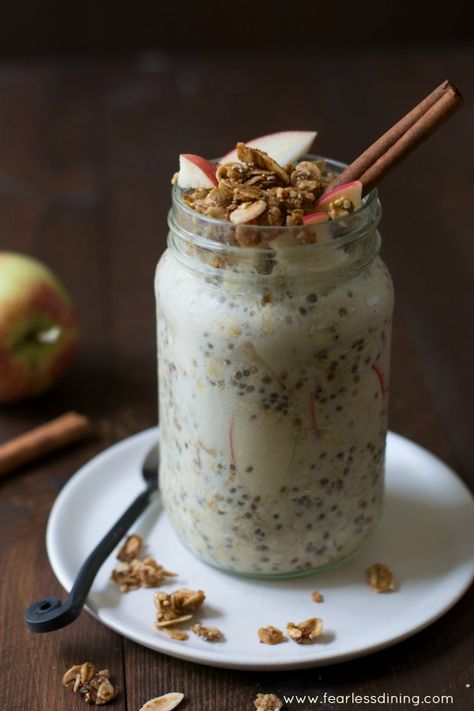 If your mornings are hectic, this easy apple crisp overnight oats recipe is for you. Pour the ingredients into a container, and just put in the refrigerator Apple Crisp Overnight Oats, Smoothie Almond Milk, Gluten Free Overnight Oats, Making Oatmeal, Apple Breakfast Recipes, Overnight Chia, Oatmeal Overnight, Oatmeal In A Jar, Morning Oats