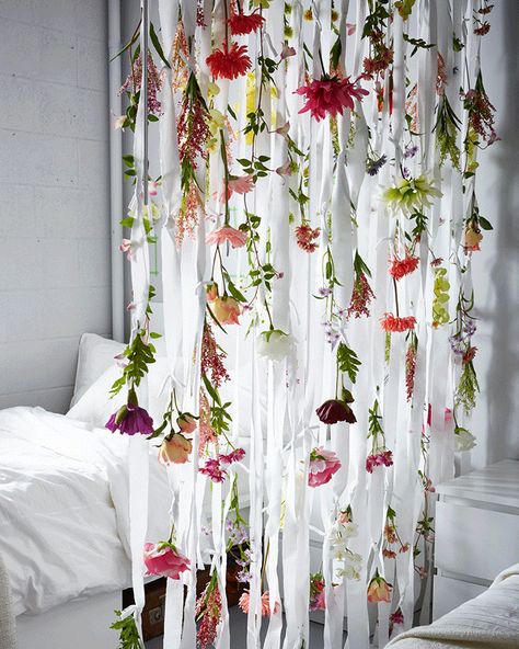 Curtain with faux flowers Camera Shabby Chic, Dorms Decor, Dorm Hacks, Shabby Chic Decorating, Small Space Hacks, Shabby Chic Decor Diy, Flowers Hanging, Cool Dorm Rooms, Room Hacks