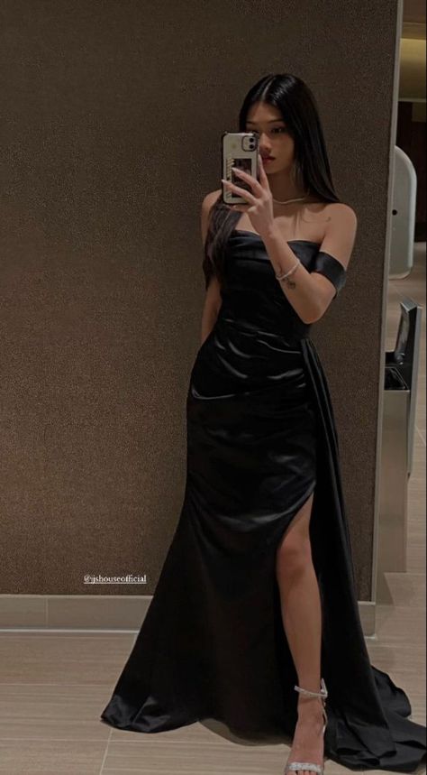 Satin Long Prom Dress, Simple Satin, Classy Prom Dresses, Stunning Prom Dresses, Black Off Shoulder, Black Dress Outfits, Prom Dress Inspiration, Black Prom, Cute Prom Dresses