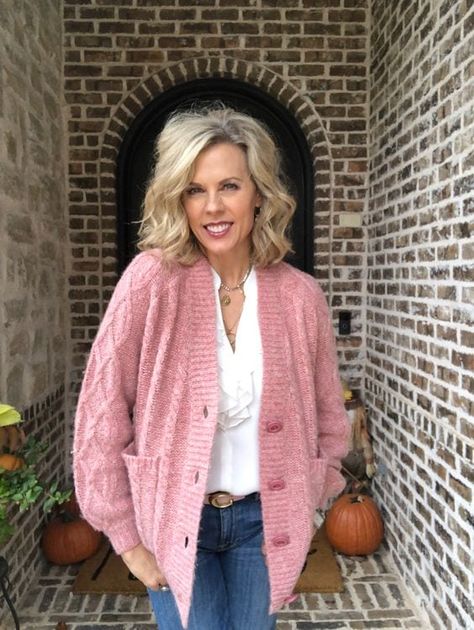 36 Best Cardigan Sweater Outfits For Women Over 50 to Wear Sweater Outfits For Women, Sweater Cardigan Outfit, Outfits For Women Over 50, Best Cardigans, Cabi Clothes, Comfortable Jeans, Over 50 Womens Fashion, Groom Wear, Outfit Trends