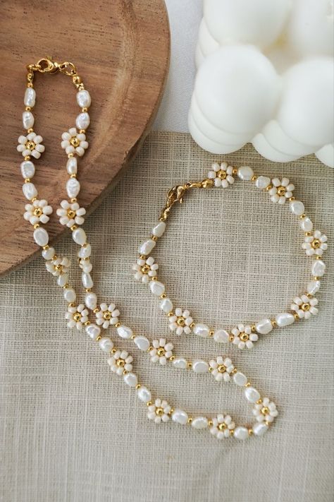 Necklaces With Pearls, Style Tips And Tricks, خواتم خطوبة, قلادات متدلية, Handmade Jewlery, Diy Jewelry Unique, Bride Hair, Beaded Necklace Diy, Diy Bracelet Designs