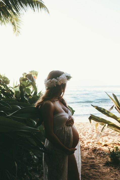 Maternity Photo Shoot Ideas Hawaii, Hawaii Pregnancy Photoshoot, Sunrise Maternity Pictures, Hawaii Maternity Shoot, Maternity Photo Shoot Ideas Beach, Maternity Pictures Beach, Baby Reveal Pictures, Maternity Shoot Beach, Beach Maternity Shoot