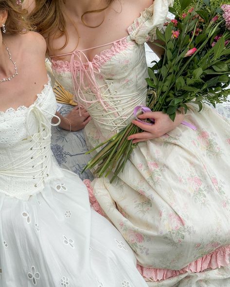 Dearest gentle reader, this is your sign to have a Bridgerton inspired picnic 🧺🐝🌼 Beautiful dresses from @lacemadeofficial 👗 #bridgertoninspired #bridgertondress #bridgertonpicnic #lacemade #lacemadesquad #bridgertonseason3 #beautifuldresses #romanticstyle #bridgertonhair Bridgerton Inspired, Royal Aesthetic, Santa Baby, Romantic Style, Christmas Wishlist, Aesthetic Girl, Beautiful Dresses, Party Themes, Lace