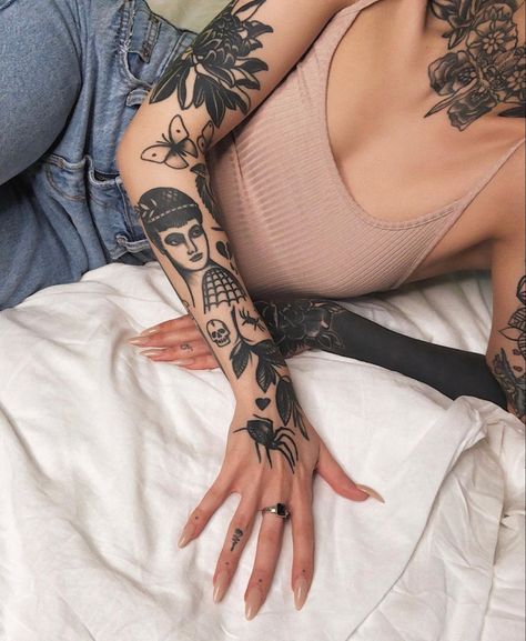 Solid Black Tattoo, Traditional Tattoo Sleeve, Tattoo People, Tiny Tattoo, Finger Tattoo, Old Tattoos, Working Women, Henna Tattoos, Aesthetic Tattoo