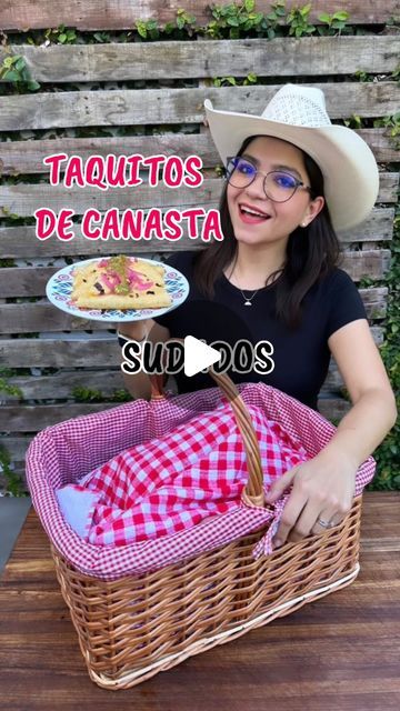 Alma Blanco on Instagram: "Que ricoooo manaaa!!! 🤤🌮 unos taquitos de canasta sudados, ¿te acuerdas que me regalaron esta canasta? Pues dije “que antojo de llenarla de taquitos”.

🍅
Hay muchas recetas y estilos yo te comparto una muy fácil, también te comentaba que puedes agregar a los frijoles una mezcla de achiote y tomate.

🌶️
Amo como aromatiza el chile guajillo el aceite y le da ese colorcito colorado.

🧄 ¿A ti de qué se te antojan?" Taquiza Mexicana Ideas, Chile Guajillo, Lime Pie, Key Lime Pie, Mexican Recipes, Lunch Break, Geek Culture, Key Lime, Mexican Food Recipes