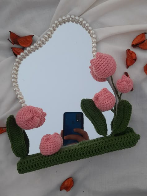 I made this mirror a couple of months ago and everyone i know fell in love with it so i wanted to share it as my first Pinterest project 🥰 Couple Crochet Ideas, Crochet Mirror Frame, Tulip Makeup, Flower Mirror Frame, Crochet Mirror, Hair Accessories Diy Headband, Crochet Case, Flower Bouquet Diy, Crochet Turtle