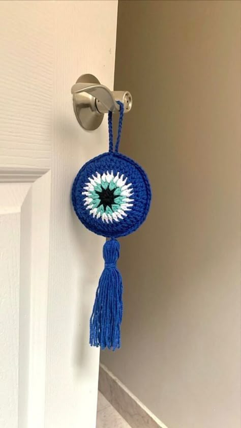 Evil Eye House Decor, Evil Eye Door Wreath, Crochet Wall Decoration, Evil Eye Bedroom Decor, Crochet For Bedroom, Evil Eye Gifts, Diy Crochet Room Decor, Blue Walls Room, Crochet Evil Eye Keychain