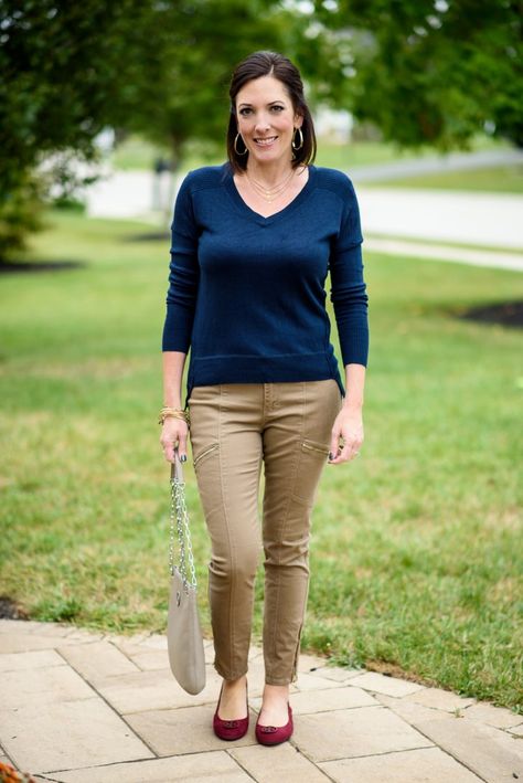 The details on the skimmer ankle pants and v-neck sweater add interest and elevate this {not so} basic navy and khaki outfit! Khaki Outfit Women, Khaki Pants Outfit Women, Khaki Pants Outfit, Khakis Outfit, Teacher Outfits Fall, Baggy Tops, Casual Work Wear, Navy And Khaki, Professional Outfits