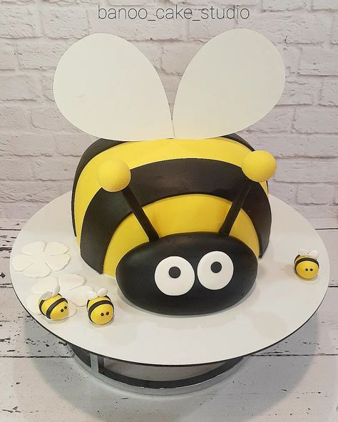 banoo cake studio (@banoo_cake_studio) posted on Instagram • May 4, 2022 at 9:44am UTC Lucy Birthday, Bee Birthday Cake, Bumble Bee Cake, Bee Cake, Bee Gender Reveal, Bee Cakes, Cake Studio, Bee Party, Bee Birthday