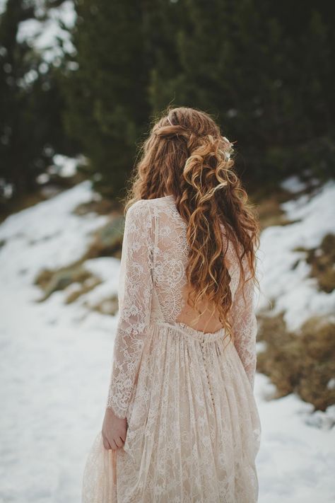 Winter Boho Wedding, Boho Winter Wedding, Country Wedding Gowns, Winter Wedding Gowns, Boho Wedding Ideas, Beach Bridal Dresses, Boho Ideas, Beautiful Wedding Hair, Spain Wedding