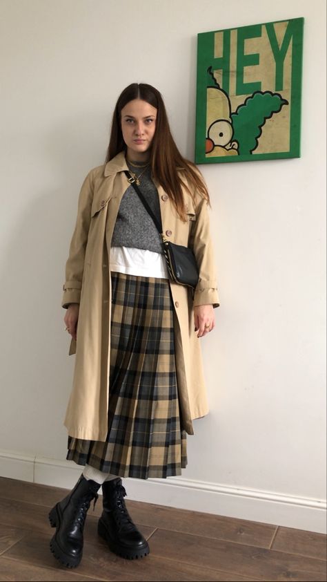 Long Plaid Skirt Outfit Winter, Checkered Skirt Outfit Winter, Tartan Midi Skirt Outfit, Checker Skirt Outfit, Long Tartan Skirt Outfit, Long Skirt Boots Outfit, Long Checkered Skirt, Plaid Maxi Skirt Outfit, Scottish Skirt Outfit