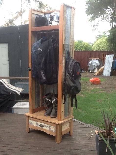 My motorcycle gear locker. All out of recycled pallet wood and corrigated iron Motorcycle Gear Storage, Motorcycle Furniture, Motorcycle Luggage Rack, Industrial Crafts, Gear Room, Gear Storage, Hall Bench, 50s Retro, Motorcycle Shop