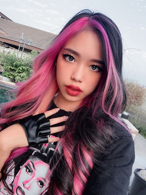 Split Dye With Side Part, Side Part Dyed Hair, Side Part Split Dye, Quarter Split Dye Hair, Pink Money Piece Hair Black, Split Dye Black And Pink, Black And Light Pink Hair, Half Black Half Pink Hair, Purple Split Dye