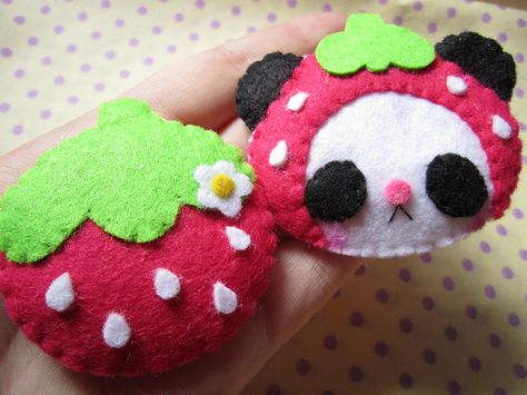 Kawaii strawberry brooches!! Kawaii Felt, Kawaii Strawberry, Handmade Plushies, Cute Sewing Projects, Pinterest Diy Crafts, Felt Patterns, 背景 シンプル, Cute Keychain, Cute Little Things