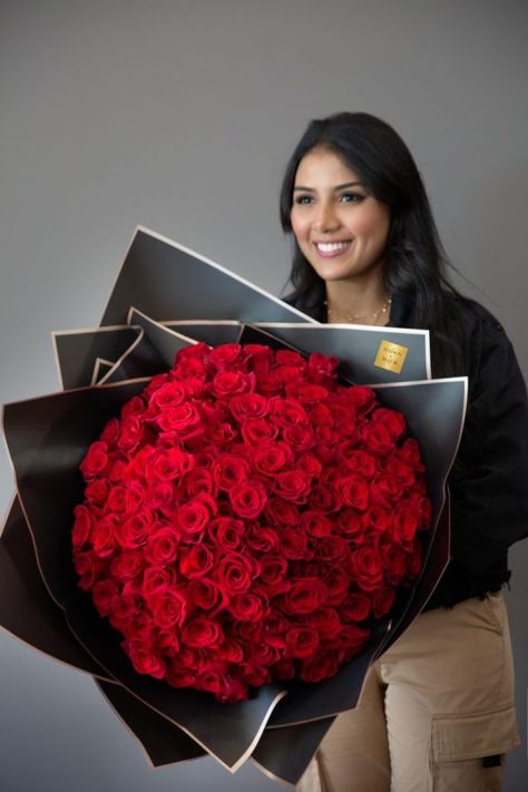 Embrace the language of love with our romantic red roses bouquet. Convey your deepest emotions with the timeless elegance of these stunning blooms. Order now! Extra Large Bouquet Of Flowers, Luxury Roses Bouquet, Large Bouquet Of Roses, Red Bouquet Roses, Buqet Flowers Aesthetic Roses, 99 Roses Bouquet, Thank You Flowers Bouquet, Red Flowers Bouquet Valentines, Red Flower Bouquet Aesthetic