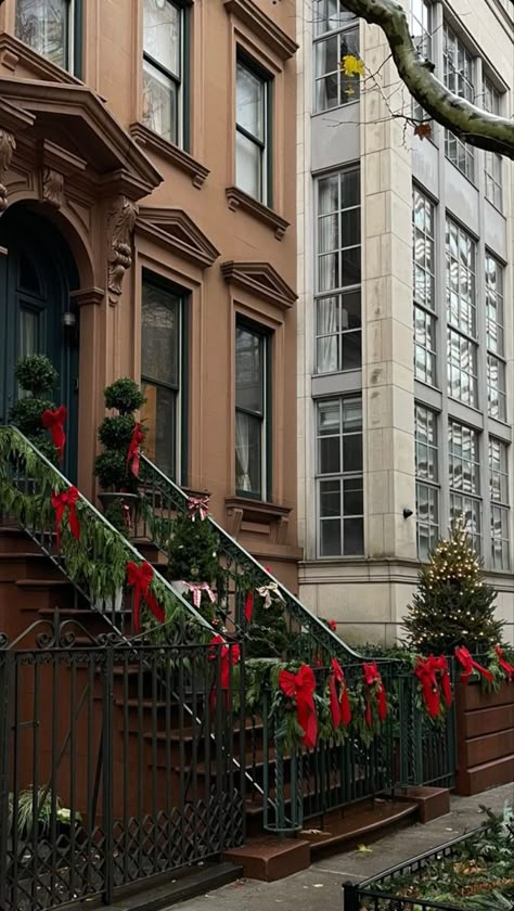 Nyc Holiday Aesthetic, Christmas In The City Aesthetic, Christmas In Nyc Aesthetic, Christmas Vacation Aesthetic, Christmas Towns To Visit, Winter Cozy Aesthetic, Skylines City, Places To Visit In December, Brownstone Brooklyn