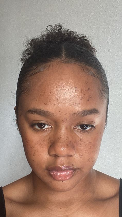 Beauty Marks On Face Makeup, Faux Freckles Makeup Black Women, Freckles Black Women, Freckles On Black Women, Fall Esthetics, Beauty Marks On Face, Freckles On Dark Skin, Dark Skin Freckles, Natural Makeup Looks Tutorial