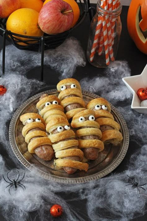 These Sausage Mummies will make a really fun addition to a kids Halloween party! You just need some sausages, pastry and edible eyes! Sausage Mummies, Halloween Appetizers For Adults, Halloween Food For Adults, Party Food For Adults, Halloween Appetizers Easy, Edible Eyes, Kids Halloween Food, Halloween Breakfast, Halloween Food Appetizers