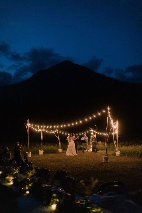 Field Wedding Decorations, Grass Dance Floor Wedding, Forest Wedding Dance Floor, Wedding In Meadow, Wedding In The Field, Forest Dance Floor, Off Grid Wedding, Grass Dance Floor, Outdoor Wedding Dance Floor Ideas