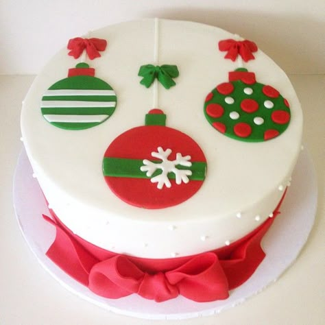 Christmas Cake                                                                                                                                                                                 Más Christmas Cake Decorating Ideas, Jul Kaka, Christmas Cake Decorating, Winter Torte, Christmas Cake Designs, Tray Bake, Christmas Tray, Xmas Cake, Christmas Cake Decorations