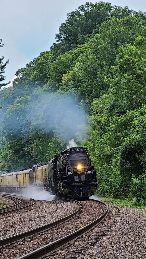 Frieght Trains, Train Tracks Photography, Train Wallpaper, Big Boy 4014, Live Steam Locomotive, Class 50 Locomotives, Steam Engine Trains, Abandoned Train, Animals Pictures