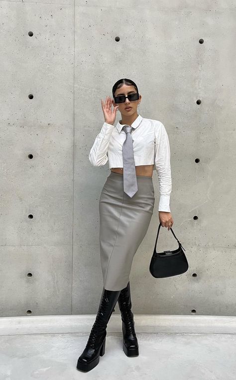 White Dress Blazer Outfit, Women’s Outfits With Ties, Tie Female Outfit, Female Tie Outfit, Outfit With Tie For Women Street Styles, Suit And Tie For Women, Women In Ties Outfits, Outfit With Tie For Women, Woman Tie Outfit