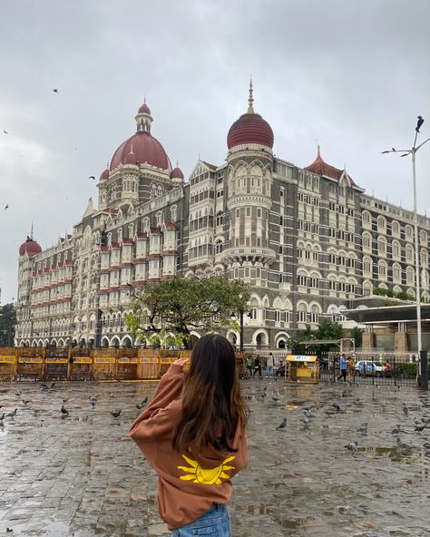 Mumbai Photo Poses, Mumbai Photography Instagram, Mumbai Trip Outfit, Indian Vision Board, Marine Drive Photo Poses, Mumbai Outfit Ideas, Mumbai Asthetic Picture, Mumbai Girl Aesthetic, Mumbai Instagram Stories