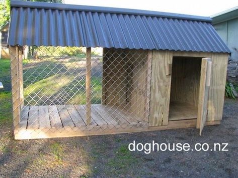 Dog Lots Outdoor, Dog Kennel Ideas Outdoor, Dog Cage Outdoor, Dog House Outdoor, Cheap Dog Kennels, Dog Kennel Designs, Puppy Kennel, Diy Dog Kennel, Large Dog House