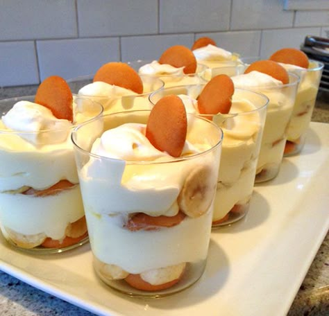 Best Banana Pudding Ever, The Best Banana Pudding, Magnolia Bakery Banana Pudding, Banana Pudding Desserts, Banana Pudding Cake, Best Banana Pudding, Trifle Dish, Sweet Party, Pudding Desserts