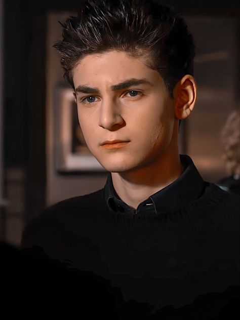 Damian Wayne Face Claim, Gotham Bruce And Selina, Gotham Bruce, David Mazouz, Liverpool Football Club Wallpapers, Bruce And Selina, Gotham Characters, Gotham Tv Series, Ben Mckenzie