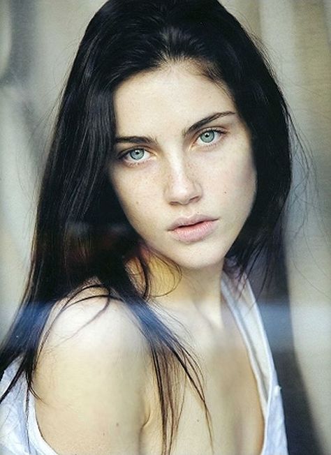 Evelyn Anna Speckhart, Black Hair Green Eyes, Female Character Inspiration, Long Black Hair, Pale Skin, 영감을 주는 캐릭터, Brunette Hair, Green Hair, Long Black