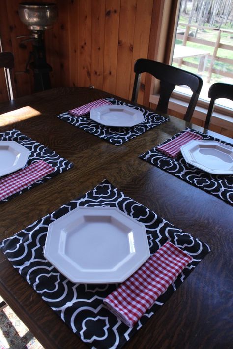 Summer Placemats, Square Placemats, Diy Placemats, Fabric Ideas, Table Placemats, Program Ideas, Diy Decorating, Outdoor Summer, Cute Kitchen