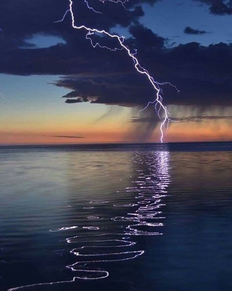 Lightning reflecting on the water 💙  #lightning #reflection #water #ocean #sea #light #lightningreflectingonthewater #photo #fifthridge #usman Cer Nocturn, Wallpaper Tumblr, Lightning Storm, Lightning Mcqueen, Natural Phenomena, Alam Yang Indah, Lightning Bolt, Nature Wallpaper, Beautiful Photography